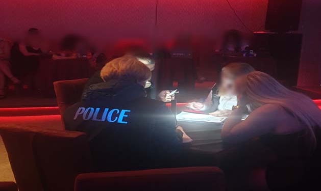 Policia arreston 14 persona, mbyll 17 ‘qendra të masazhit’ e 15 lokale të ‘muzikës live’