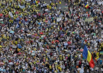 Mijëra mësimdhënës rumunë marshojnë për paga më të larta