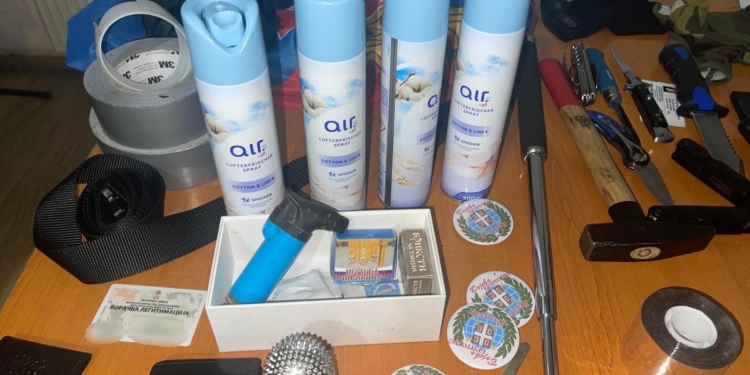 Arrestohen dy shtetas serbë në veri, u konfiskohen narkotikë, thika, maska, sprejë