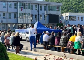 Nis tubimi i qytetarëve serbë në Zveçan