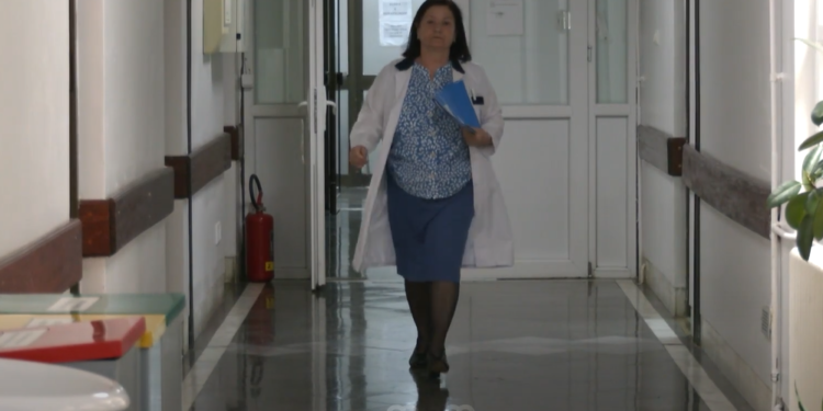 Mamia Naxhije, mbi katër dekada afër nënave lehona dhe foshnjave