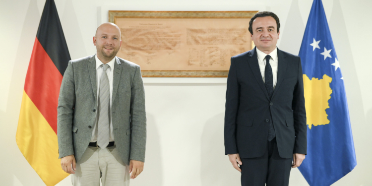 Kurti telefonatë me Sarrazin, nënvizohet rëndësia e zbatimit të plotë të marrëveshjeve me Serbinë