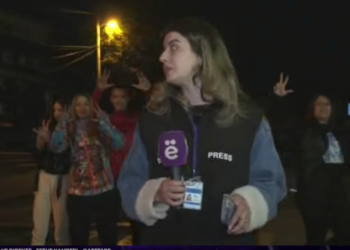 Gazetarja e Tëvë 1 gjuhet me vezë në Leposaviq, në transmetim LIVE këndohen këngë nacionaliste serbe