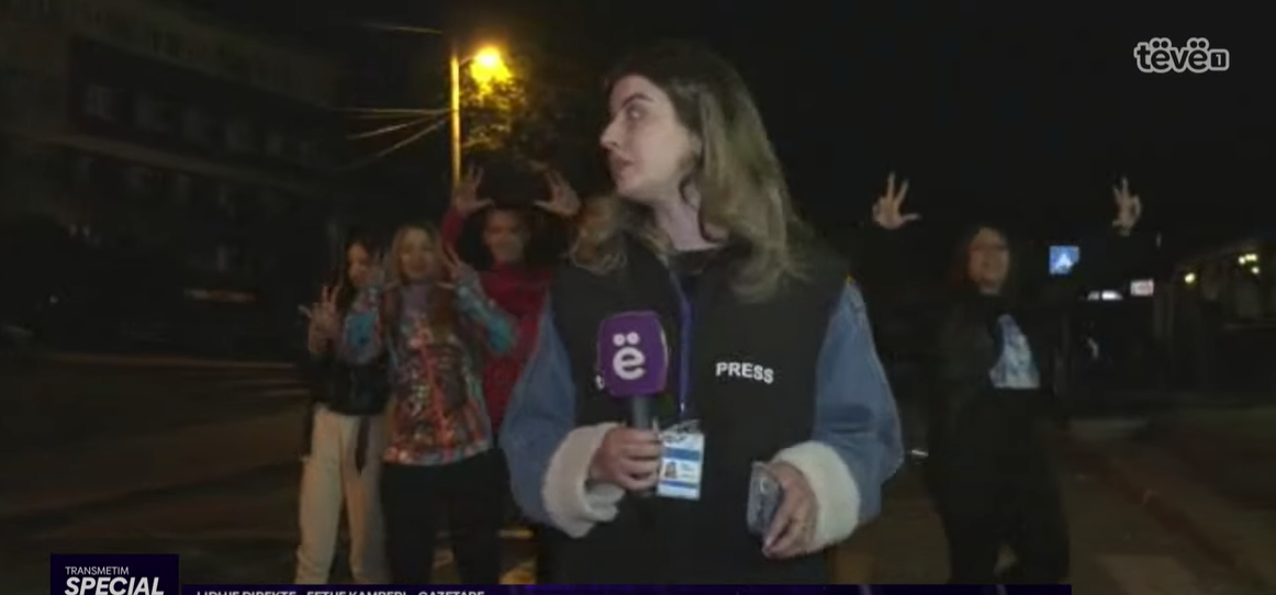 Gazetarja e Tëvë 1 gjuhet me vezë në Leposaviq, në transmetim LIVE këndohen këngë nacionaliste serbe