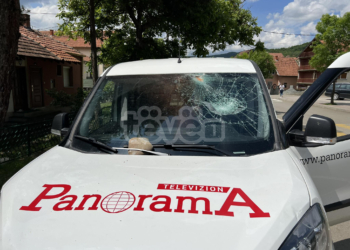 Protestuesit serbë dëmtojnë veturat e mediave të Shqipërisë në Leposaviq