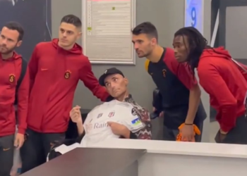 Një veprim mahnitës nga Rashica me bashkëlojtarë, fotografohen me ish-futbollistin e Besiktas që vuan nga një sëmundje e rëndë