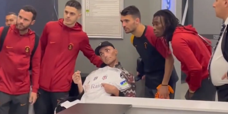 Një veprim mahnitës nga Rashica me bashkëlojtarë, fotografohen me ish-futbollistin e Besiktas që vuan nga një sëmundje e rëndë