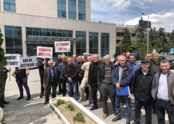 Banorët e Stankajt protestojnë para Qeverisë, Komuna po tenton t’ua shpërndaj ujin në fshatra tjera