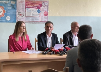 Lulzim Hetemi betohet si kryetar i Leposaviqit në shkollën e fshatit Bistricë