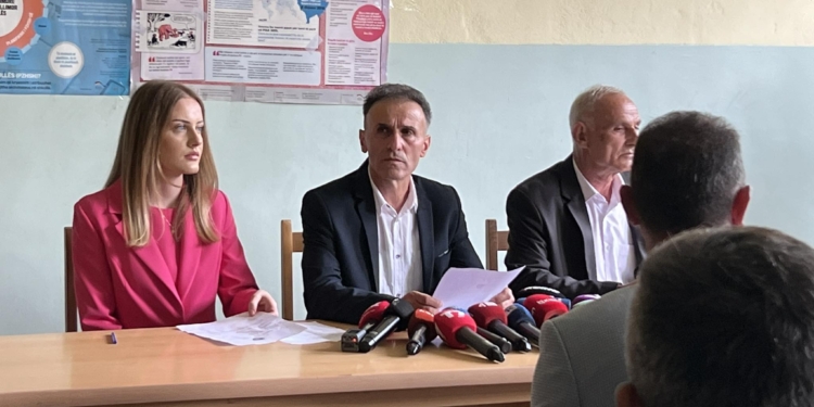 Lulzim Hetemi betohet si kryetar i Leposaviqit në shkollën e fshatit Bistricë