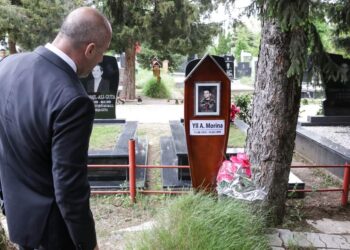 Haradinaj përkujton dëshmorët e Gjakovës e heroin Bahri Fazliu