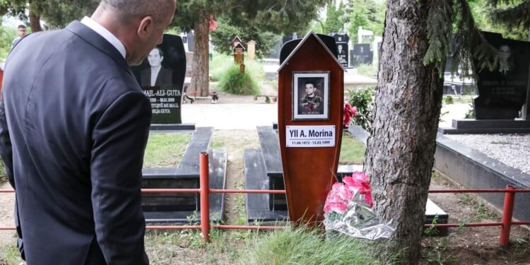 Haradinaj përkujton dëshmorët e Gjakovës e heroin Bahri Fazliu