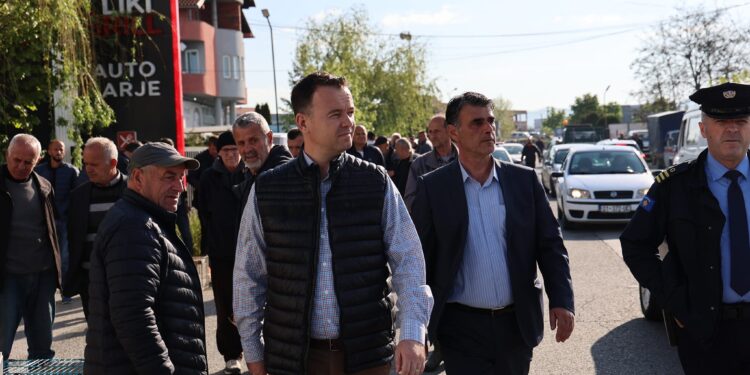 Peci viziton thertoren ilegale afër Tregut të Automjeteve, ka një kërkesë për kryetarët e komunave