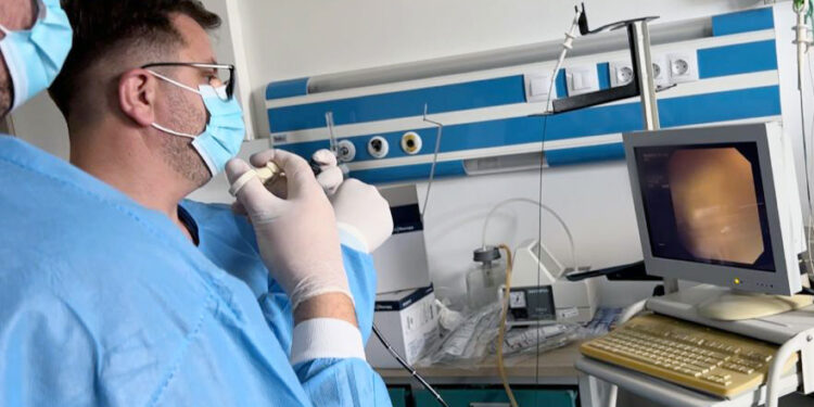 64-vjeçarit i shpëtohet jeta në QKUK, mjekët ia largojnë copën e mishit të mbetur në fyt