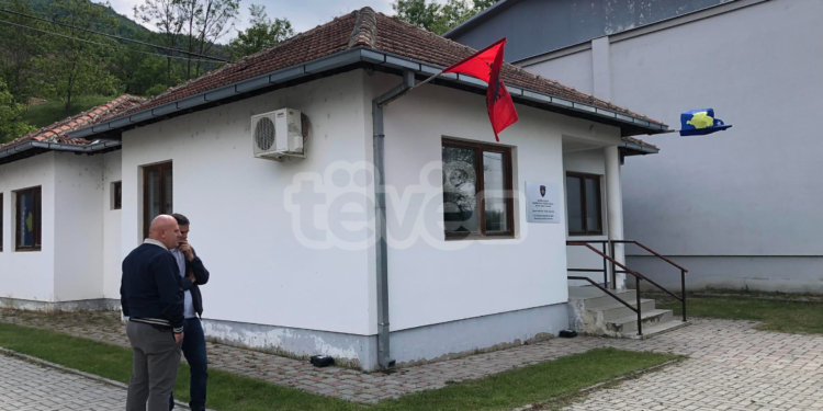 Izmir Zeqiri arrin në objektin ku do të betohet