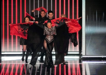 Albina dhe familja Kelmendi dhurojnë spektakël në natën finale