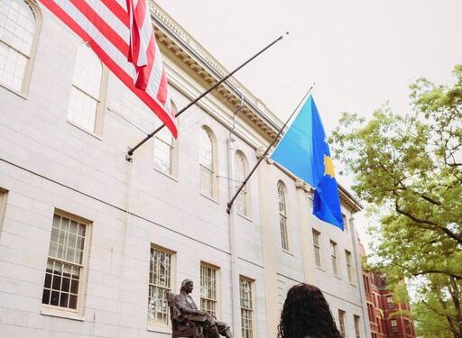 Osmani: Valëvitja e flamurit të Kosovës pranë atij të SHBA-së në Hardvard, konfirmim i partneritetit