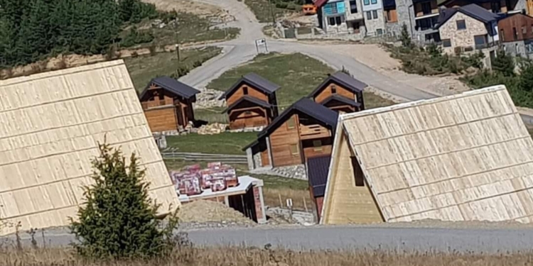 Peci kërkon hetim nga Prokuroria: Të kujt janë villat e ndërtuara në tokë të shtetit?