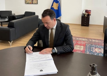 Peci nënshkruan Udhëzimin Administrativ për kafshët shoqëruese