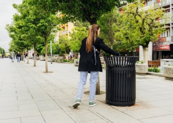 Vendosen 29 shporta të mbeturinave në sheshin e Prishtinës