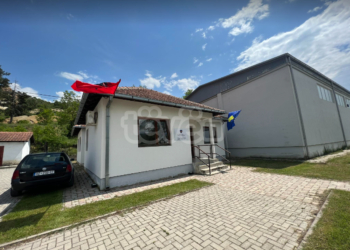 Betimi i tre kryetarëve në veri, jashtë objekteve të Kuvendeve Komunale 