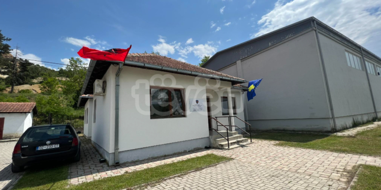 Betimi i tre kryetarëve në veri, jashtë objekteve të Kuvendeve Komunale 