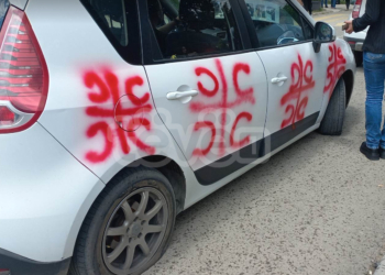 AGK dënon sulmet e protestuesve që i dëmtuan veturat e mediave në Leposaviq