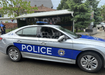 Dëmtohen veturat e Policisë së Kosovës nga serbët në Zveçan