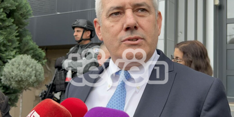 Sveçla deklarohet pas takimit me kryetarin e Leposaviqit