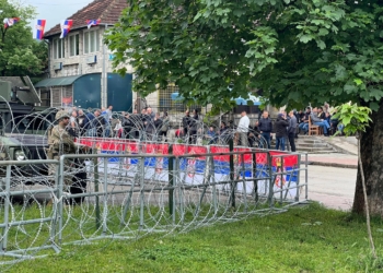 Protestuesit serbë fillojnë të mblidhen në Leposaviq e Zveçan