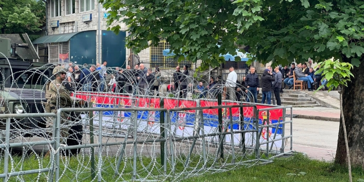Protestuesit serbë fillojnë të mblidhen në Leposaviq e Zveçan
