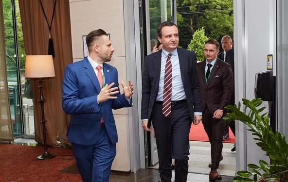 Kurti mbërrin në Bratisllavë