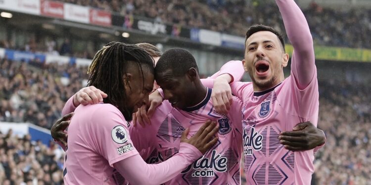 Everton ndizet në udhëtim, fiton me “manita” ndaj Brightonit