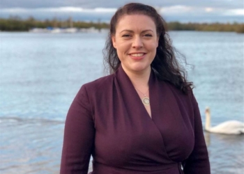 Deputetja britanike: Në veri të Kosovës, bandat serbe po paguhen dhe armatosen nga elementë në Beograd