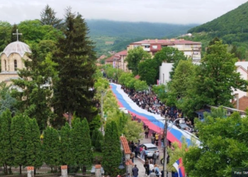 Shpaloset një flamur serb në Zveçan, bëhet thirrje për protestë të qetë