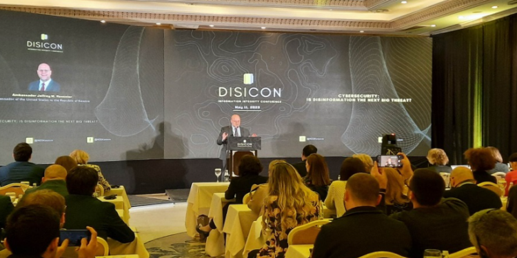 Hovenier: Dezinformimi në Kosovë është i vazhdueshëm, po rritet gjithnjë