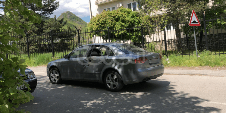 Shpërthimi në veri, qytetari serb me veturën e tij largohet nga stacioni policor