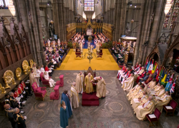 Mbreti Charles III bën betimin e kurorëzimit