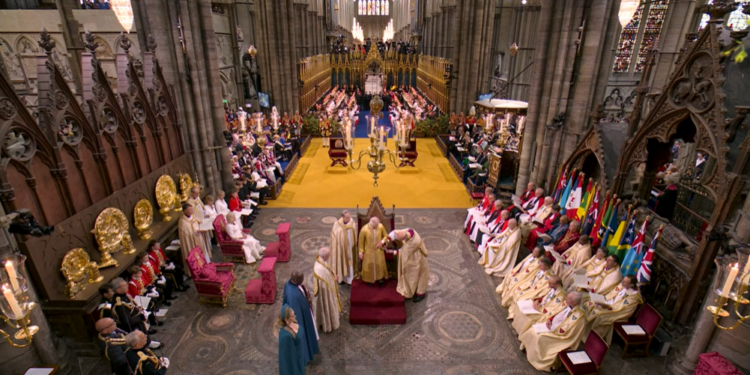 Mbreti Charles III bën betimin e kurorëzimit