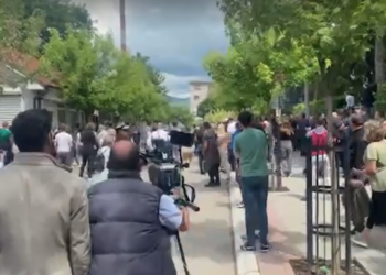 Policia konfirmon: Vetura në Zveçan u godit me mjete të forta, nuk ka të lënduar