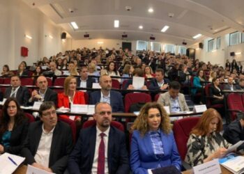 Shënohet 20-vjetori i Degës së Infermierëve, vlerësohen si boshti i sistemit shëndetësor