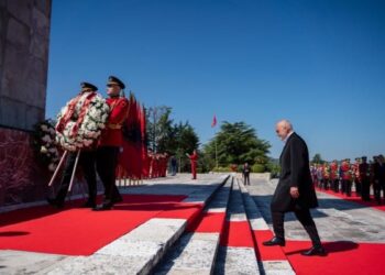 Krerët e shtetit bëjnë homazhe në “Varrezat e Dëshmorëve” për 5 Majin