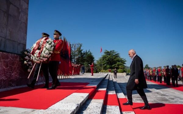 Krerët e shtetit bëjnë homazhe në “Varrezat e Dëshmorëve” për 5 Majin