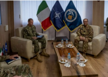 Komandanti i NATO-s viziton Kosovën: Një batalion rezervë po qëndron në gatishmëri për të intervenuar