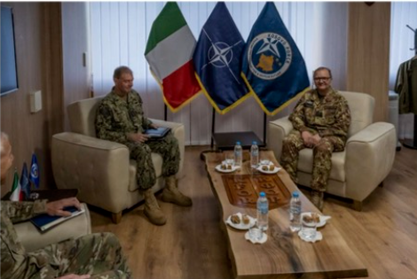 Komandanti i NATO-s viziton Kosovën: Një batalion rezervë po qëndron në gatishmëri për të intervenuar