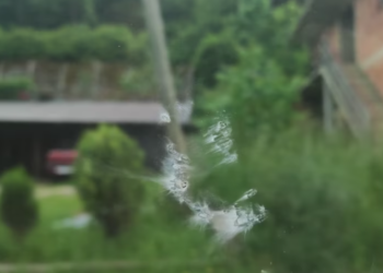 Sulmohet taksi me të cilën po udhëtonte ekipi i REL-it