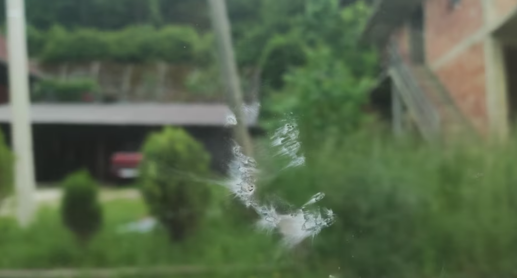 Sulmohet taksi me të cilën po udhëtonte ekipi i REL-it