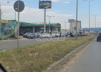 Vetura godet motoçiklistin në Fushë-Kosovë