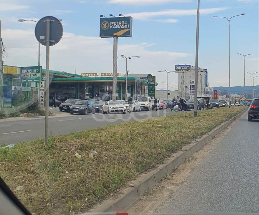 Vetura godet motoçiklistin në Fushë-Kosovë