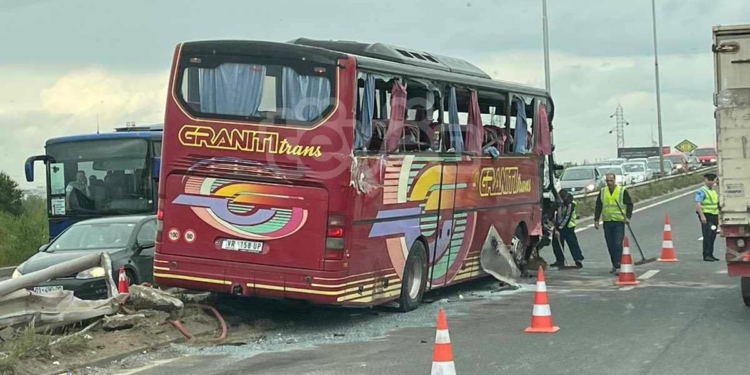 Dhjetëra persona lëndohen në një aksident trafiku në Vragoli